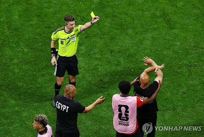 손으로 '엑스' 모양을 만들어 판정에 불만을 표시하는 이집트 대표팀의 호삼 하산 감독 [로이터=연합뉴스]