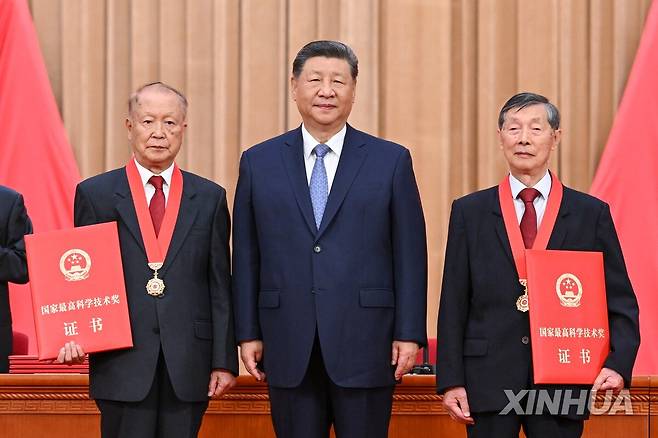 번더(좌)·천리취안(우) 중국 국가최우수과학기술상 수상자 [신화=연합뉴스. 재판매 및 DB 금지]