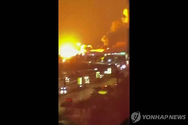 이란 반다르압바스의 폭발 장면 (AFP=연합뉴스) 2026년 7월 8일 소셜 미디어에 올라온 이란 항구도시 반다르압바스에서 일어난 폭발 장면 영상의 화면 캡처. (Photo by various sources / AFP) 2026.7.9.