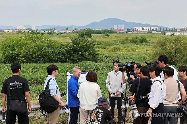 반도체 클러스터 부지 점검하는 민형배 전남광주통합특별시장 [연합뉴스 자료사진]