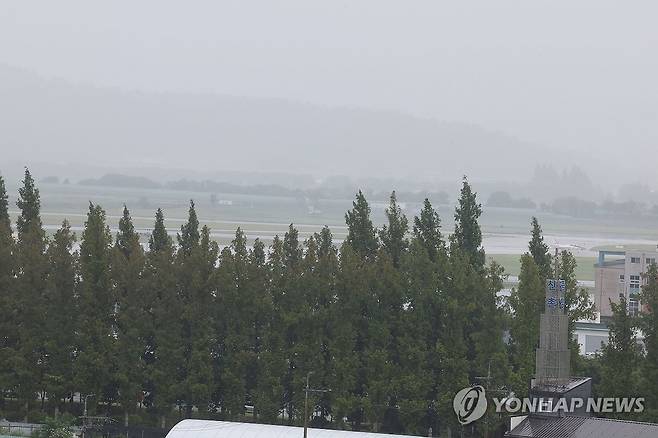 비 내리는 광주 군공항 부지 (전남광주=연합뉴스) 민현기 기자 = 8일 오전 전남광주통합특별시 광산구 송정동 반도체 클러스터가 들어설 군공항 부지에 비가 내리고 있다. 2026.7.8 mhk0226@yna.co.kr