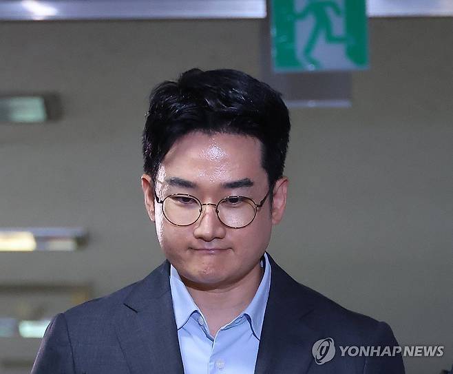 피습 자작극 혐의 정이한, 구속심사 출석 (부산=연합뉴스) 손형주 기자 = 지난 6·3 지방선거에서 피습 자작극 혐의를 받는 정이한 전 개혁신당 부산시장 후보가 8일 부산지방법원에 구속 전 피의자 심문(영장실질심사)에 출석하기위해 법정에 들어서고 있다. 2026.7.8 handbrother@yna.co.kr
