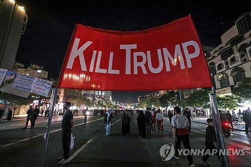 아야톨라 알리 하메네이 전 최고지도자 장례식에 등장한 반미 플랜카드 [AFP 연합뉴스. 재판매 및 DB 금지]