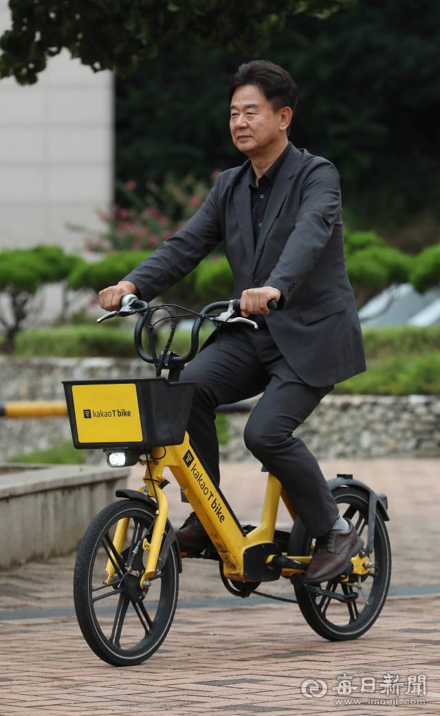 김희철 대구문화예술회관장이 카카오 자전거로 퇴근하고 있다. 시간에 쫓기며 수도권 대형 극장을 누비던 베테랑 프로듀서가 대구에서 삶의 여유를 느끼고 있다. 정운철 기자 woon@imaeil.com