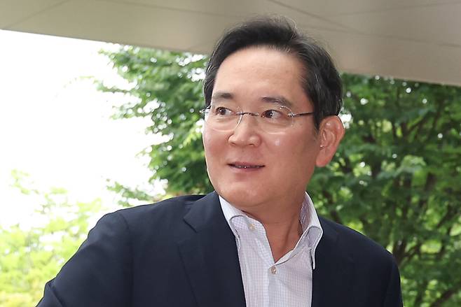 이재용 삼성전자 회장이 7일 서울 강서구 김포비지니스항공센터에 도착, '억만장자들의 여름 캠프'로 불리는 미국 선밸리 콘퍼런스 참석을 위해 이동하고 있다. / 뉴스1