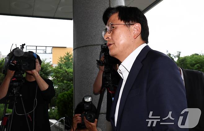 잠실 개표소 봉쇄 시위에서 체육단체 관계자들의 진입을 막아 '올다르크'(올림픽공원+잔 다르크)로 불린 여성 A 씨의 변호인을 맡은 황교안 자유와혁신 대표가 10일 오후 서울 송파구 송파경찰서에 들어가고 있다. ⓒ 뉴스1 최지환 기자