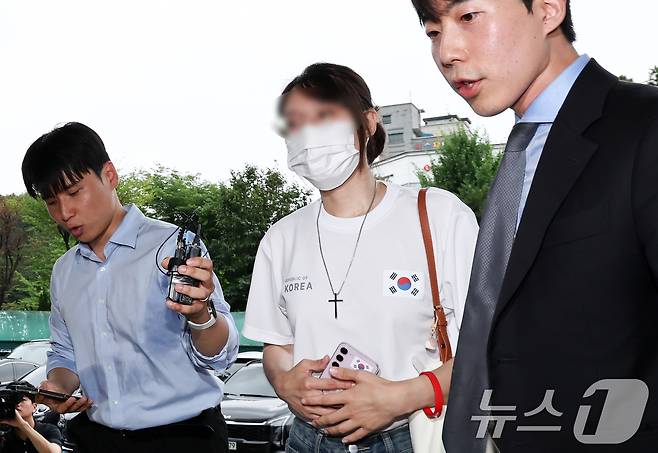 잠실 개표소 봉쇄 시위에서 체육단체 관계자들의 진입을 막아 '올다르크'(올림픽공원+잔 다르크)로 불린 여성 A 씨가 10일 오후 서울 송파구 송파경찰서에 조사를 위해 출석하고 있다. 2026.7.10 ⓒ 뉴스1 최지환 기자