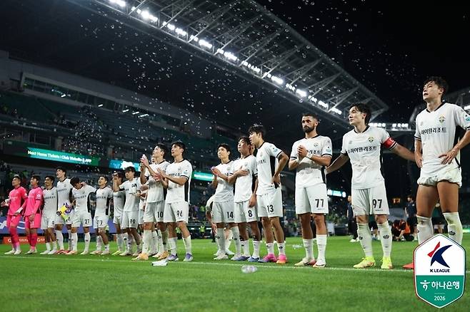 전북전 승리 후 기뻐하는 강원 선수들. 제공 | 한국프로축구연맹