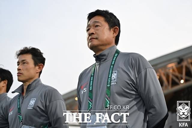 한국의 23세 이하 대표팀을 이끌고 있는 이민성 감독은 24일 베트남과 2026 AFC U23 아시안컵 3~4위전에서 승부차기 패배를 당해 4위에 머문 뒤 기자회견에서 상황대처가 부족한 점을 아쉬워했다. 베트남전에 나선 이민성 감독./제다=KFA