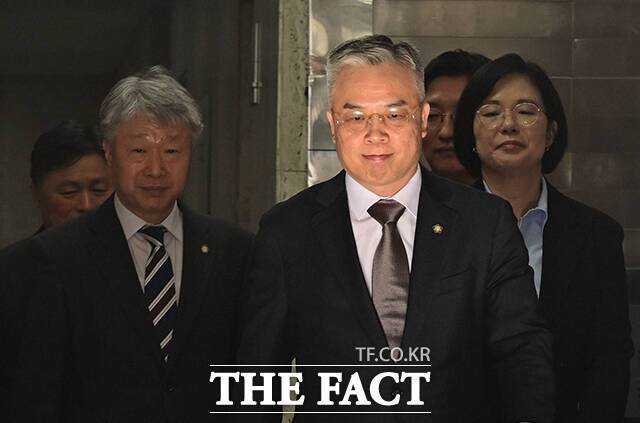 3대 특검팀의 미진한 수사 및 새로운 의혹을 수사하는 2차 종합특검팀에 임명된 법무법인 지평 소속 권창영 변호사와 특검보가 2월 25일 오전 경기 과천에 마련된 특검 사무실 앞에서 열린 현판식에 참석하고 있다. /과천=임영무 기자