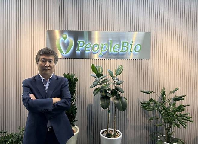 전용범 피플바이오 대표가 경기도 성남 분당구 피플바이오 본사 사무실 입구에서 포즈를 취하고 있다. 피플바이오