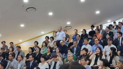 무안 주민 박일상 씨가 9일 남악청사에서 '특별시민이 제안하고, 특별시가 답합니다' 란 주제로 열린 타운홀 미팅 행사에서 주청사 문제에 대한 자신의 견해에 대해 설명하고 있다. 심진석 기자