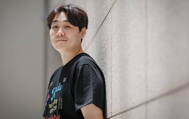 고명재 시인은 “먹는 일은 타자를 향해 완전히 개방되는 사건처럼 느껴진다. 애틋하고 사랑스러운 일”이라며 “사랑하면 먹이고 싶은 거 너무 당연하지 않나요?” 되물었다. /박성원 기자