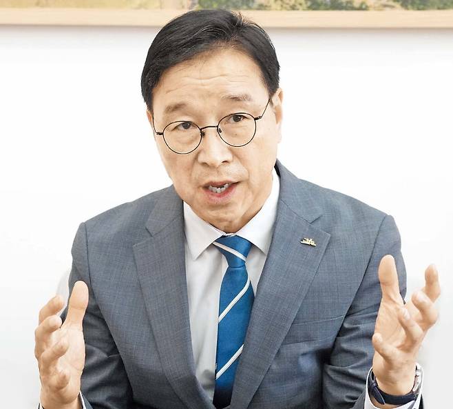 위성곤 제주지사가 지난 8일 제주도청 집무실에서 본지와 인터뷰하고 있다. 위 지사는 “제주도에 AI 데이터센터를 짓고 카이스트 등 국내 4대 과학기술원 연합캠퍼스를 조성할 것”이라고 했다. /제주도