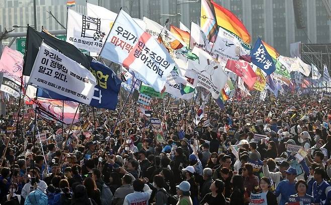 2025년 3월22일 서울 종로구 동십자각 앞에서 열린 윤석열 즉각퇴진·사회대개혁 16차 범시민대행진. 조돈문 교수는 한국 사회 불평등 완화를 위해 노동계급과 민주노동운동이 대항 세력이 되고 여성과 청년이 개혁의 주체가 되어야 한다고 말한다. 윤운식 선임기자 yws@hani.co.kr