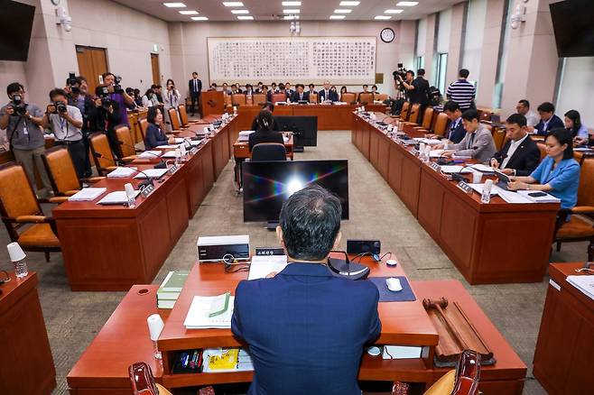 10일 서울 여의도 국회에서 법제사법위원회 법안심사제1소위원회 회의가 열린 가운데 국민의힘 의원들 자리가 비어 있다. 뉴시스
