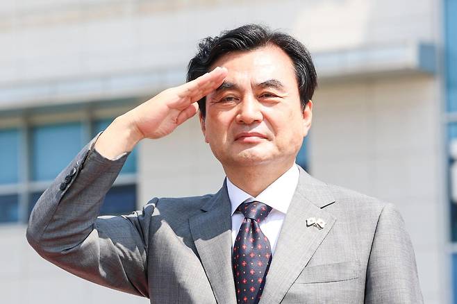 안규백 국방부 장관이 지난달 28일 서울 용산구 국방부 연병장에서 열린 한일국방장관회담 의장 행사에서 경례를 하고 있다. 사진공동취재단