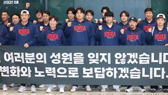 WBC 8강 경기를 마친 한국 야구대표팀 선수들이 3월 16일 인천국제공항 제1터미널을 통해 귀국해 기념 촬영을 하고 있다. 연합뉴스