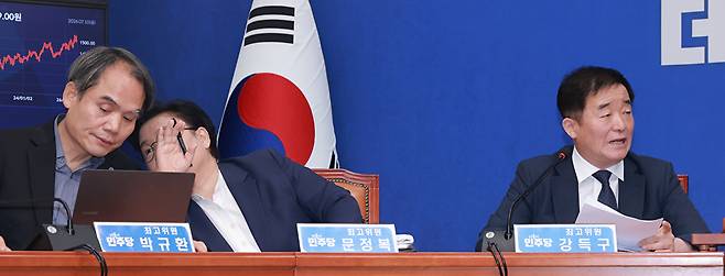 더불어민주당 강득구 최고위원이 10일 국회에서 열린 최고위원회의에 참석해 8·17 전당대회 당 대표 선거에 선호투표제를 도입하는 것과 관련해 발언하고 있다. 왼쪽은 문정복·박규환 최고위원. 2026.7.10 [사진=연합뉴스]