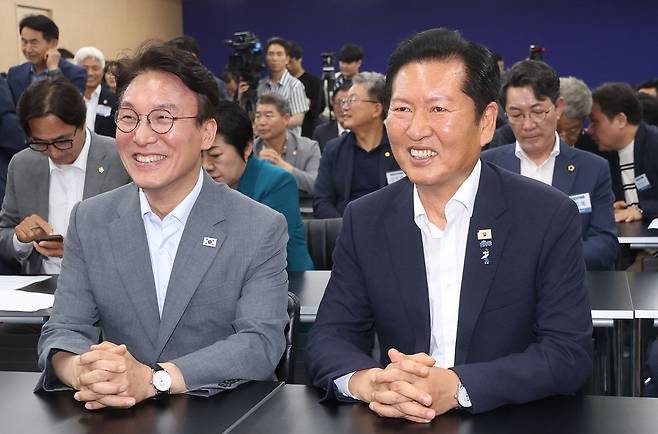 김민석 전 국무총리(왼쪽)와 정청래 더불어민주당 전 대표가 10일 전북 전주시 더불어민주당 전북특별자치도당에서 열린 제3차 상무위원회의에 참석해 환하게 웃고 있다. 뉴스1