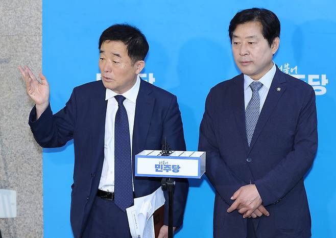 더불어민주당 강득구, 황명선 최고위원(왼쪽부터)이 10일 국회에서 최고위원회의 종료 후 브리핑을 하고 있다. 임현동 기자