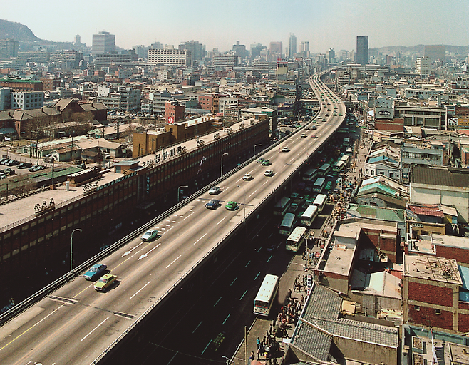1970년대 청계고가도로. 김현옥 시장 시절인 1967년 착공했다. 문학동네 제공