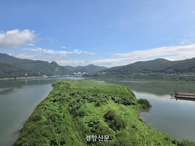 충북 단양군 적성면 애곡리 ‘시루섬 생태탐방교’에서 내려다본 시루섬 모습. 이삭 기자