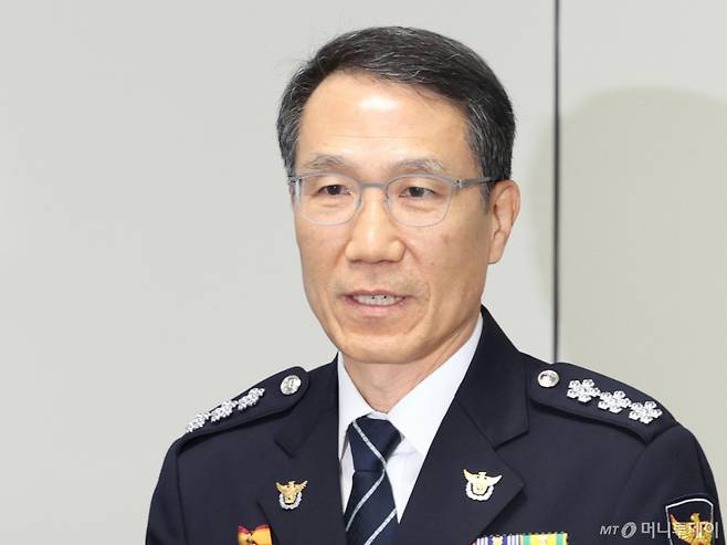 (서울=뉴스1) 황기선 기자 = 유재성 경찰청장 직무대행이 18일 오전 서울 서대문구 경찰청에서 열린 제9회 전국동시지방선거 선거사범 수사상황실 현판식을 마치고 회의를 위해 이동하고 있다. 2026.3.18/뉴스1  Copyright (C) 뉴스1. All rights reserved. 무단 전재 및 재배포,  AI학습 이용 금지. /사진=(서울=뉴스1) 황기선 기자