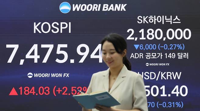 코스피와 코스닥이 10일 동반 강세로 장을 마쳤다. 사진은 이날 서울 중구 우리은행 본점 딜링룸. /사진=뉴시스