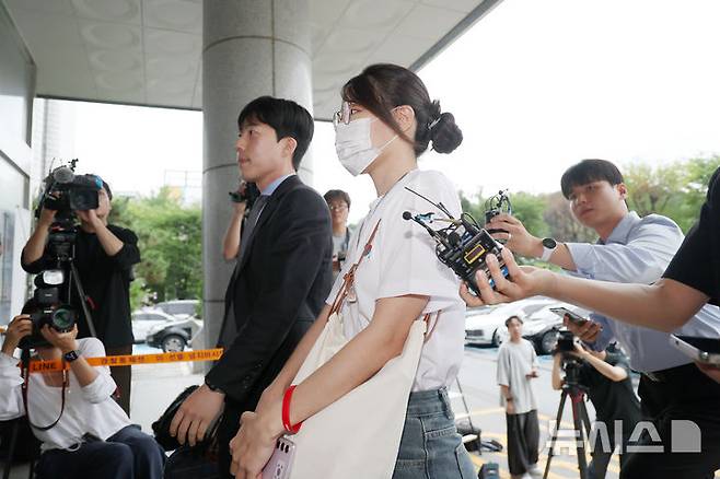 [서울=뉴시스] 김선웅 기자 = 체육단체들의 올림픽공원 핸드볼경기장 사무실 진입을 막아 업무방해 혐의로 입건된 30대 여성(일명 올다르크)이 10일 서울 송파경찰서에서 진행되는 피의자 조사에 출석하고 있다. 2026.07.10. mangusta@newsis.com