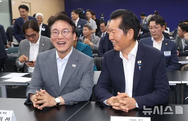 [전주=뉴시스] 김얼 기자 = 김민석(왼쪽) 전 국무총리와 정청래 전 더불어민주당 대표가 10일 전북 전주시 더불어민주당전북특별자치도당에서 열린 '더불어민주당 전북특별자치도당 제3차 상무위원회의'에 참석해 대화를 나누고 있다. 2026.07.10. pmkeul@newsis.com