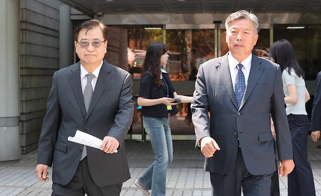 서훈 전 청와대 국가안보실장과 김홍희 전 해양경찰청장이 2026년 6월 16일 서울고등법원에서 열린 '서해 공무원 사건' 2심 선고공판을 마친 뒤 법정을 나서고 있다.&nbsp;