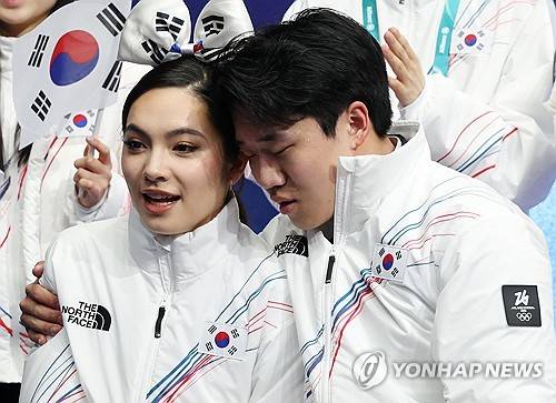 점수 발표 기다리는 임해나-권예 (밀라노=연합뉴스) 이지은 기자 = 2026 밀라노·코르티나담페초 동계올림픽 개막일인 6일(현지시간) 이탈리아 밀라노 아이스스케이팅 아레나에서 피겨 팀 이벤트 아이스댄스 임해나(왼쪽)와 권예가 연기를 마친 뒤 점수 발표를 기다리고 있다. 2026.2.6 jieunlee@yna.co.kr