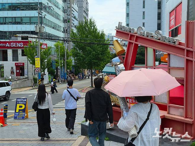 평일 오후 부산 부산진구 전포동 거리에 시민들이 지나가고 있다. 정혜린 기자