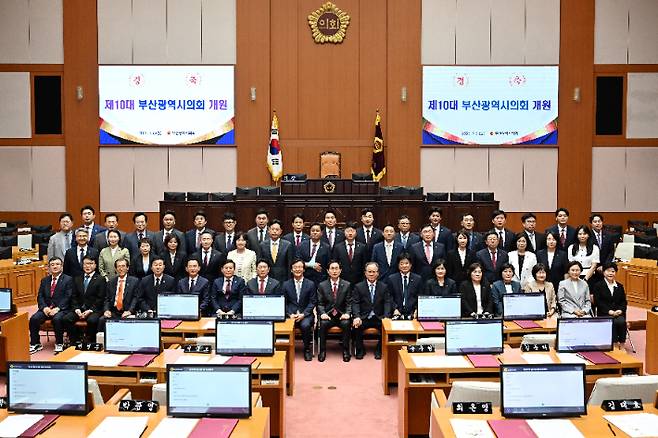 지난 6일 출범한 제10대 부산시의회 시의원들이 전재수 시장의 개원 축사를 듣고 있다. 부산시의회 제공