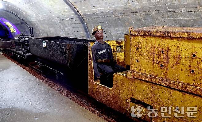 갱도 내부에 놓인 전차. 실제 운행하던 차량을 전시해 놓았다. 문경=김도웅 프리랜서 기자