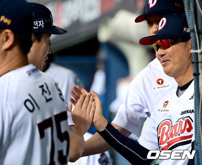 [OSEN=잠실, 최규한 기자] 9일 서울 잠실야구장에서 ‘2026 신한 SOL Bank KBO리그’ 두산 베어스와 SSG 랜더스의 경기가 열렸다.홈팀 두산은 잭 로그, 방문팀 SSG는 토마스 해치를 선발로 내세웠다.3회말 1사 만루 상황 두산 박찬호의 달아나는 2타점 적시타 때 두산 김원형 감독이 득점을 올린 양의지와 인사를 나누며 미소짓고 있다. 2026.07.09 / dreamer@osen.co.kr