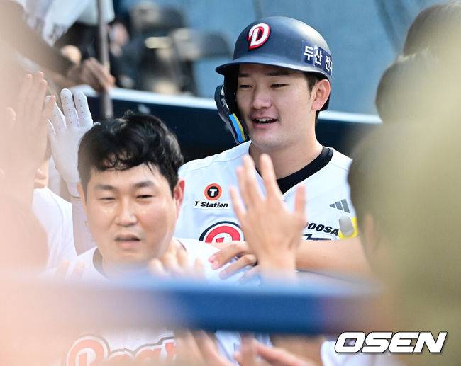 [OSEN=잠실, 최규한 기자] 9일 서울 잠실야구장에서 ‘2026 신한 SOL Bank KBO리그’ 두산 베어스와 SSG 랜더스의 경기가 열렸다.홈팀 두산은 잭 로그, 방문팀 SSG는 토마스 해치를 선발로 내세웠다.2회말 무사 1루 상황 두산 안재석이 선제 우월 투런포를 날리고 홈을 밟은 뒤 더그아웃 동료들과 기뻐하고 있다. 2026.07.09 / dreamer@osen.co.kr