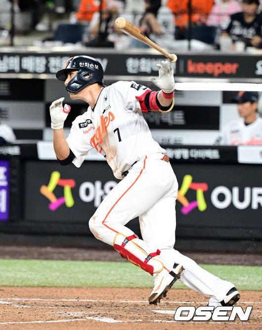 [OSEN=대전, 지형준 기자] 9일 대전 한화생명 볼파크에서 2026 신한 SOL KBO리그 한화 이글스와 NC 다이노스의 경기가 열렸다.이날 한화는 오웬 화이트, NC는 구창모가 선발로 나섰다.5회말 무사에서 한화 심우준이 중전 안타를 날리고 있다. 2026.07.09 / jpnews@osen.co.kr