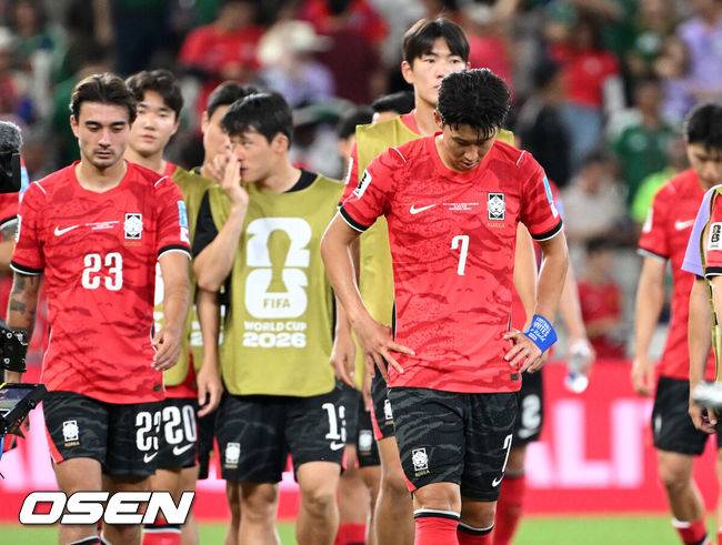 [OSEN=몬테레이(멕시코), 이대선 기자] 홍명보 감독이 이끄는 대한민국 축구대표팀은 25일(이하 한국시간) 오전 10시 멕시코 몬테레이 스타디움에서 개최된 2026 국제축구연맹(FIFA) 북중미 월드컵 조별리그 A조 최종전에서 남아프리카공화국에게 0-1 충격패를 당했다.&nbsp;1승2패가 된 한국은 A조 3위로 밀리며 32강 자력진출에 실패했다. 한국은 나머지 조들의 상황을 따져보고 32강에 진출할 가능성은 남아있다. 1승1무1패의 남아공이 2위로 32강 진출을 확정지었다.&nbsp;경기 종료 후 대한민국 손흥민이 패배에 아쉬워하고 있다. 2026.06.25 /sunday@osen.co.kr