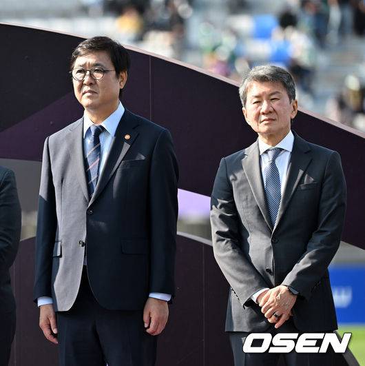 [OSEN=수원, 이대선 기자] 우승컵도, 100만 달러(약 15억 원) 우승 상금도 북한 내고향여자축구단 차지가 됐다. 논란 속 한국에서 열린 결승전에서 내고향은 일본 도쿄 베르디 벨레자를 꺾고 아시아 정상에 올랐다. 경기장 분위기 역시 마지막까지 씁쓸함을 남겼다.내고향은 23일 오후 수원종합운동장에서 열린 2025-2026 아시아축구연맹(AFC) 여자 챔피언스리그(AWCL) 결승전에서 도쿄 베르디를 1-0으로 꺾고 우승을 차지했다. 이날 공식 관중은 2670명이었다.경기 종료 후 최휘영 문화체육관광부 장관, 정몽규 대한축구협회 회장이 시상식에 참석하고 있다. 2026.05.23 /sunday@osen.co.kr