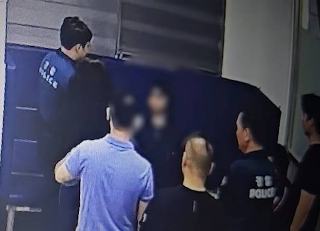 지구대 임의동행 후 A씨를 조사 중인 경찰. 경찰청 유튜브 영상 캡쳐