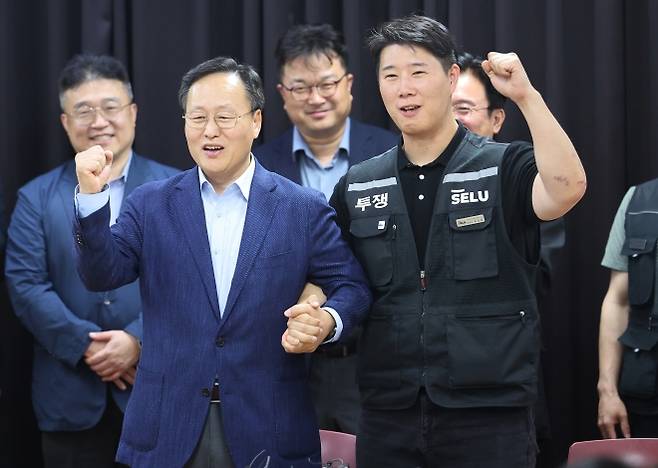 삼성전자 노사, 성과급 협상 잠정합의 - 20일 경기도 수원시 장안구 경기고용노동청에서 열린 삼성전자 임금협상을 마친 후 여명구 삼성전자 DS(디바이스솔루션·반도체 사업 담당) 피플팀장과 최승호 삼성그룹 초기업노동조합 삼성전자지부 위원장이 잠정 합의한에 서명한 후 파이팅을 외치고 있다. 2026.05.20 뉴시스