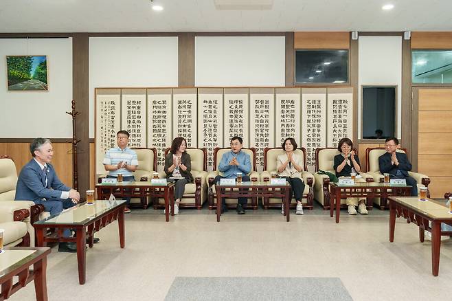 주낙영 경주시장과 경주시 간부공무원들이 8일 월성원자력본부 홍보관에서 권은택 본부장으로부터 주요 시설 현황을 듣고 있다. ⓒ월성원자력본부 제공