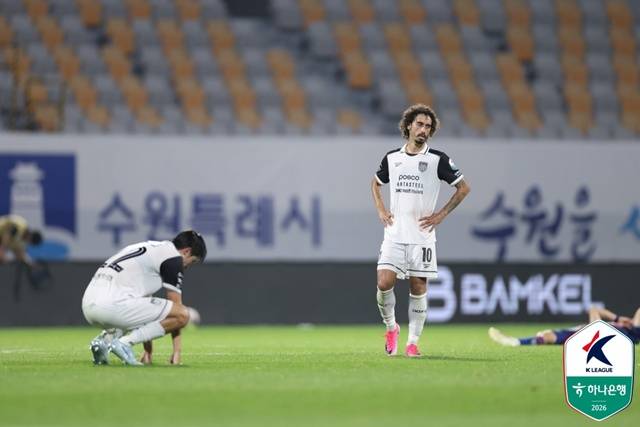아쉬워하는 전남드래곤즈 선수단. /사진=한국프로축구연맹 제공