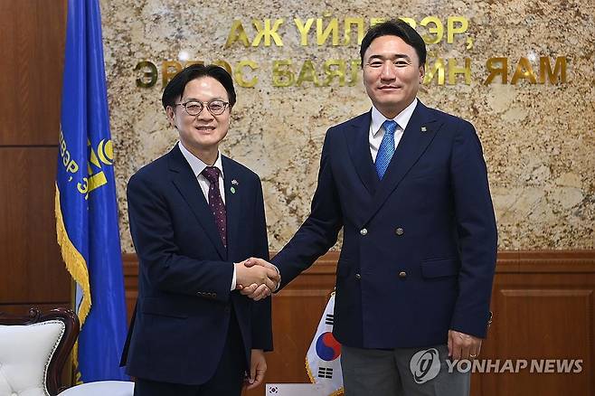 김정관 장관, 몽골 산업광물자원부 장관 면담 (서울=연합뉴스) 김정관 산업통상부 장관이 10일(현지시간) 몽골 울란바타르에서 몽골 산업광물자원부 장관과 면담, 기념 촬영하고 있다. 2026.7.10 [산업통상부 제공. 재판매 및 DB 금지] photo@yna.co.kr
