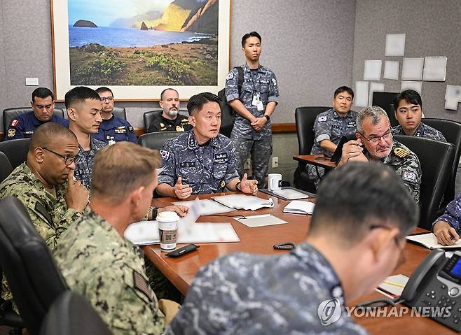 김인호 소장, 화상회의실에서 해상작전 논의 (서울=연합뉴스) 2026 환태평양훈련(RIMPAC)에서 연합해군구성군사령관(CFMCC)을 맡은 해군기동함대사령관 김인호 소장이 7일(현지시간) 태평양전투지휘소에 있는 화상회의실에서 연합참모진과 해상작전에 대해 논의하고 있다. 2026.7.10 [해군 제공. 재판매 및 DB 금지] photo@yna.co.kr