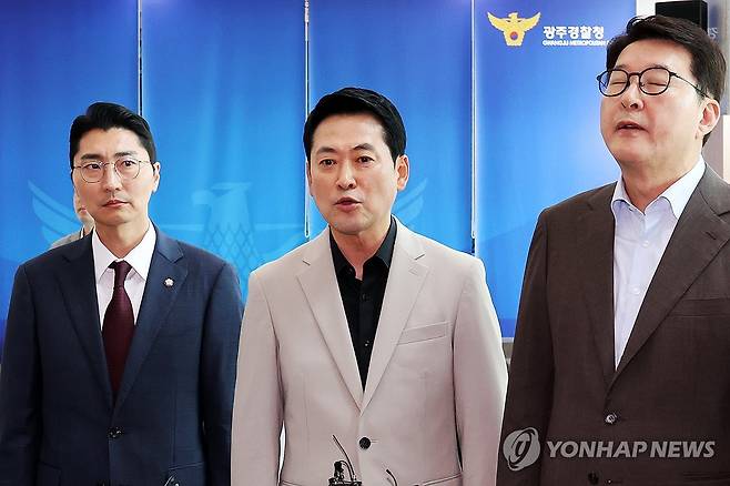 면담 무산에 항의하는 국민의힘 장동혁 대표 (전남광주=연합뉴스) 정다움 기자 = 국민의힘 장동혁 대표가 9일 오후 광주경찰청에서 김영근 청장과의 면담이 이뤄지지 않자 항의하고 있다. 
    당초 예정된 한성숙 신임 국무총리와의 회동을 취소한 장 대표는 '장윤기 사건'을 둘러싸고 제기되는 의혹에 대해 김 청장에게 묻기 위해 광주경찰청을 찾았다. 2026.7.9 daum@yna.co.kr