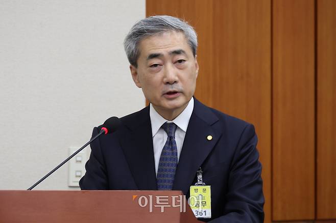 신현송 한국은행 총재가 9일 서울 여의도 국회에서 열린 재정경제기획위원회 전체회의에서 업무보고를 하고 있다. 고이란 기자 photoeran@