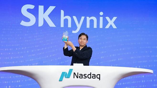 곽노정 SK하이닉스 CEO가 나스닥 ‘오프닝 벨’ 행사에서 상장 기념패를 들고 세리모니를 하고 있다.(SK하이닉스 제공)/뉴스1